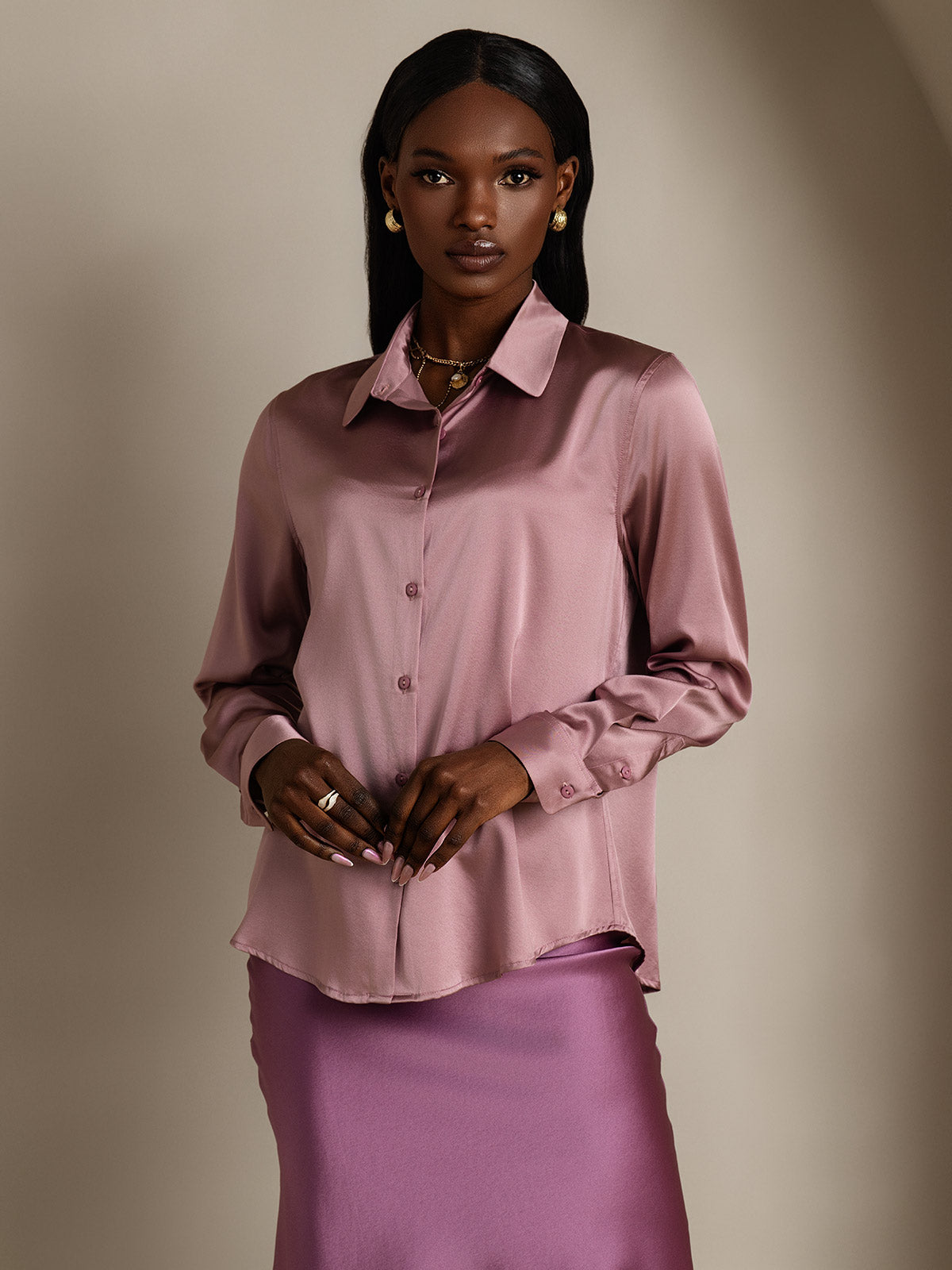 Camisa básica de cuello militar de seda de 19 momme