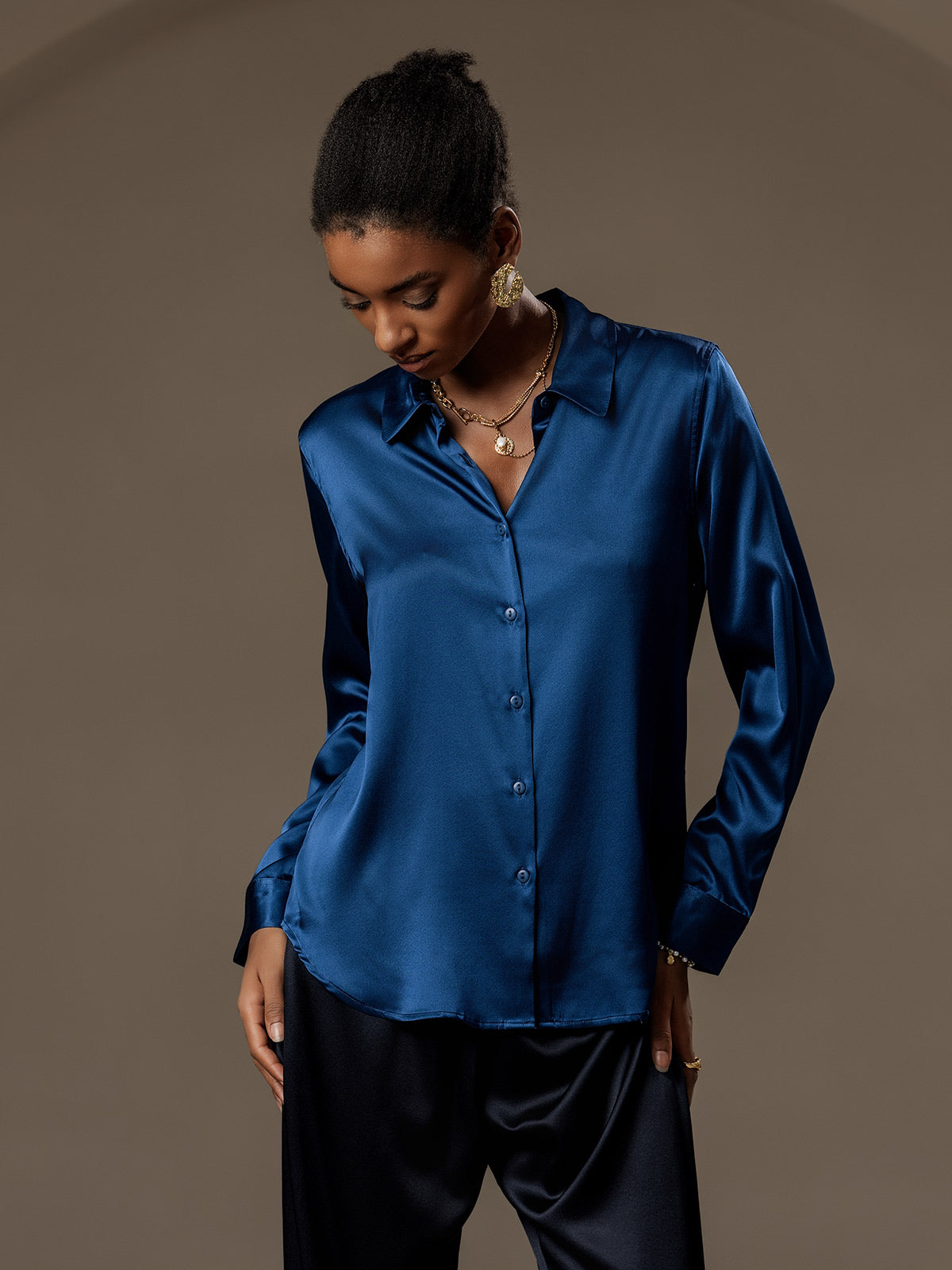 Camisa básica de cuello militar de seda de 19 momme