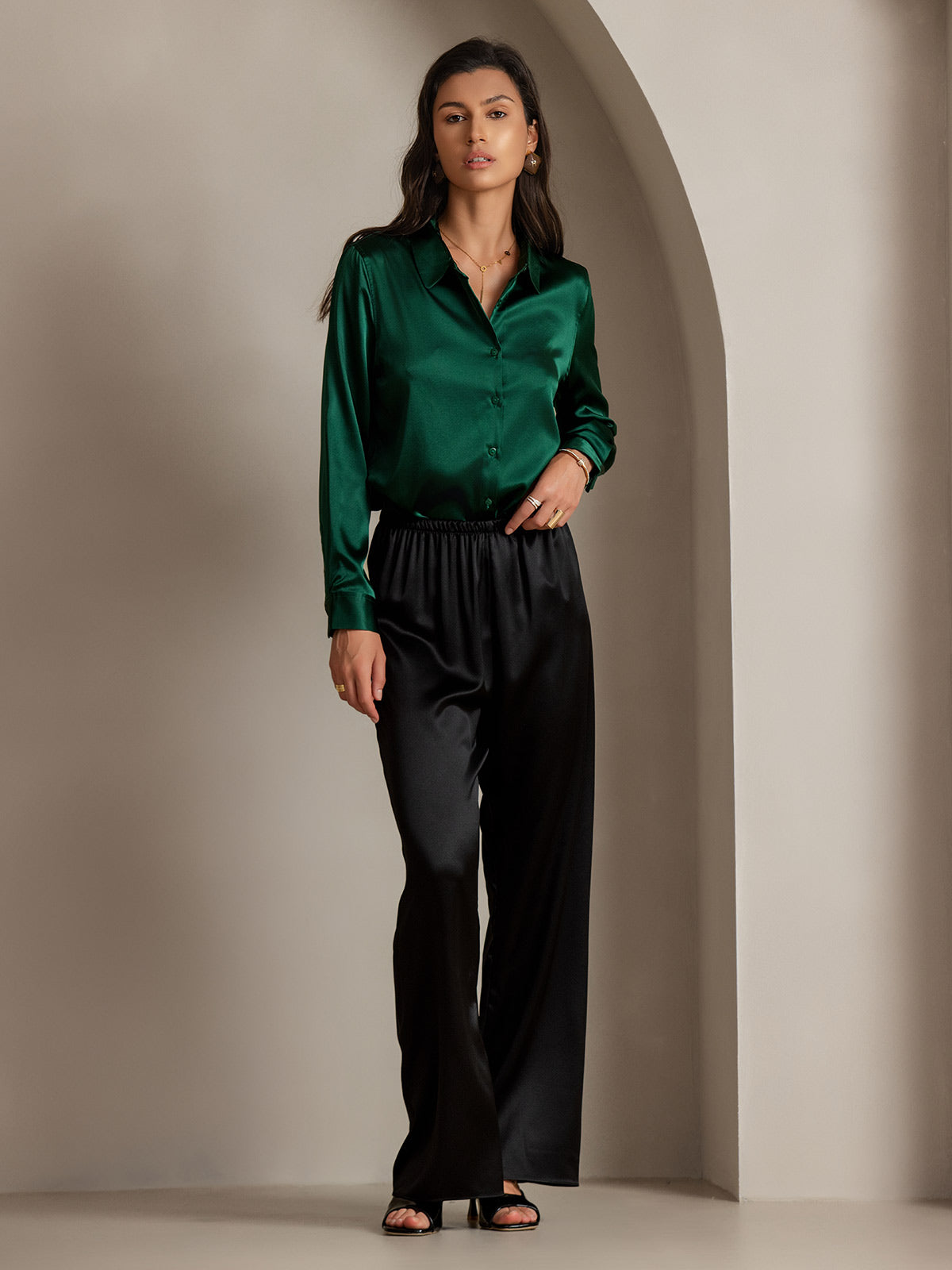 Camisa básica de cuello militar de seda de 19 momme
