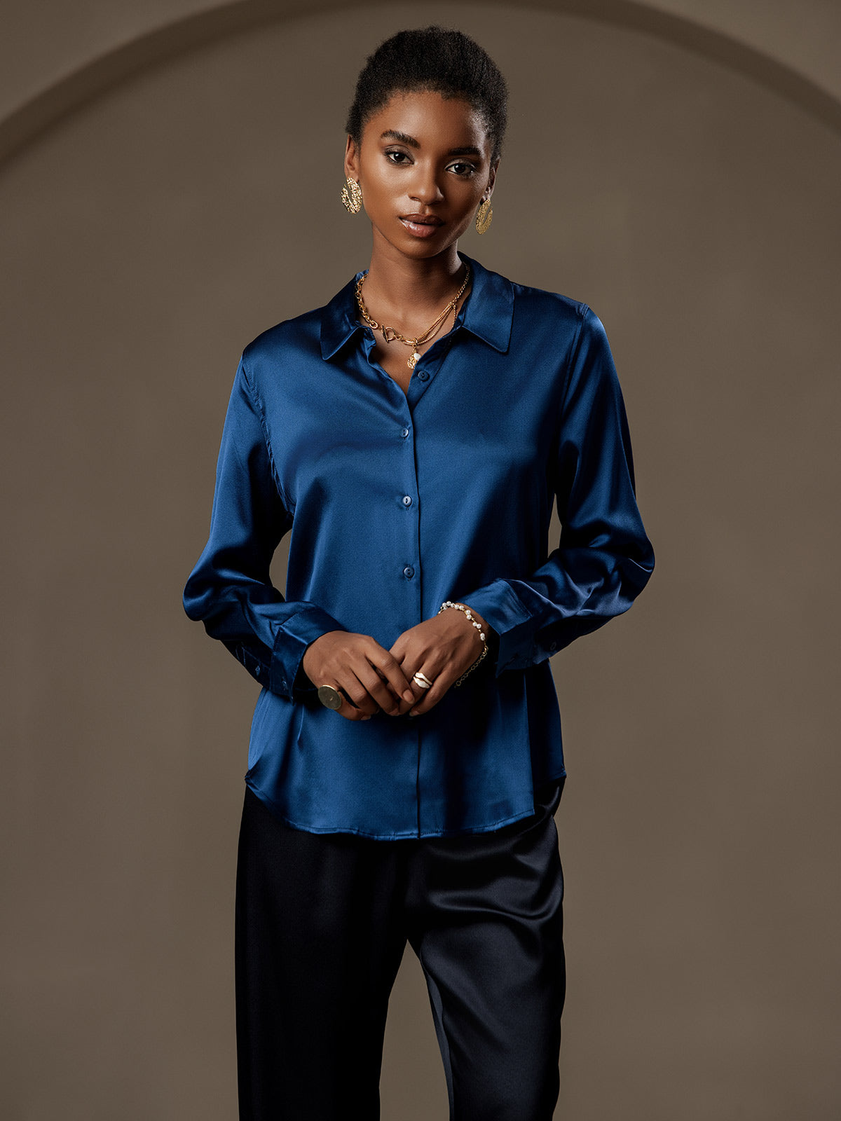 Camisa básica de cuello militar de seda de 19 momme
