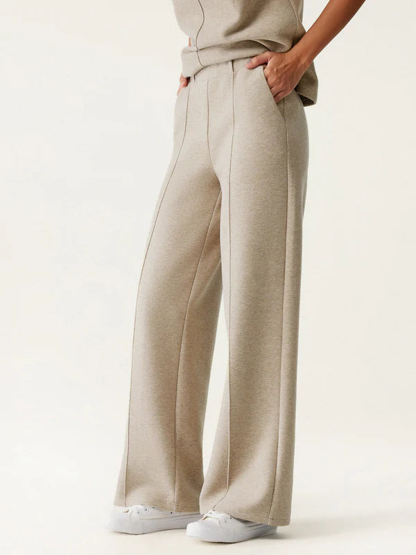 Pantalón recto de cintura alta y tiro alto