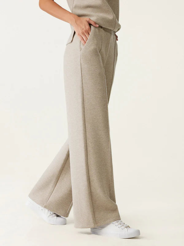 Pantalón recto de cintura alta y tiro alto