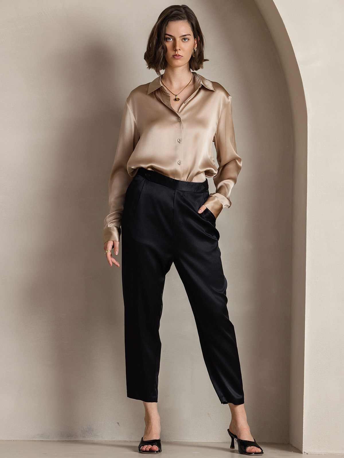 Camisa básica de cuello militar de seda de 19 momme