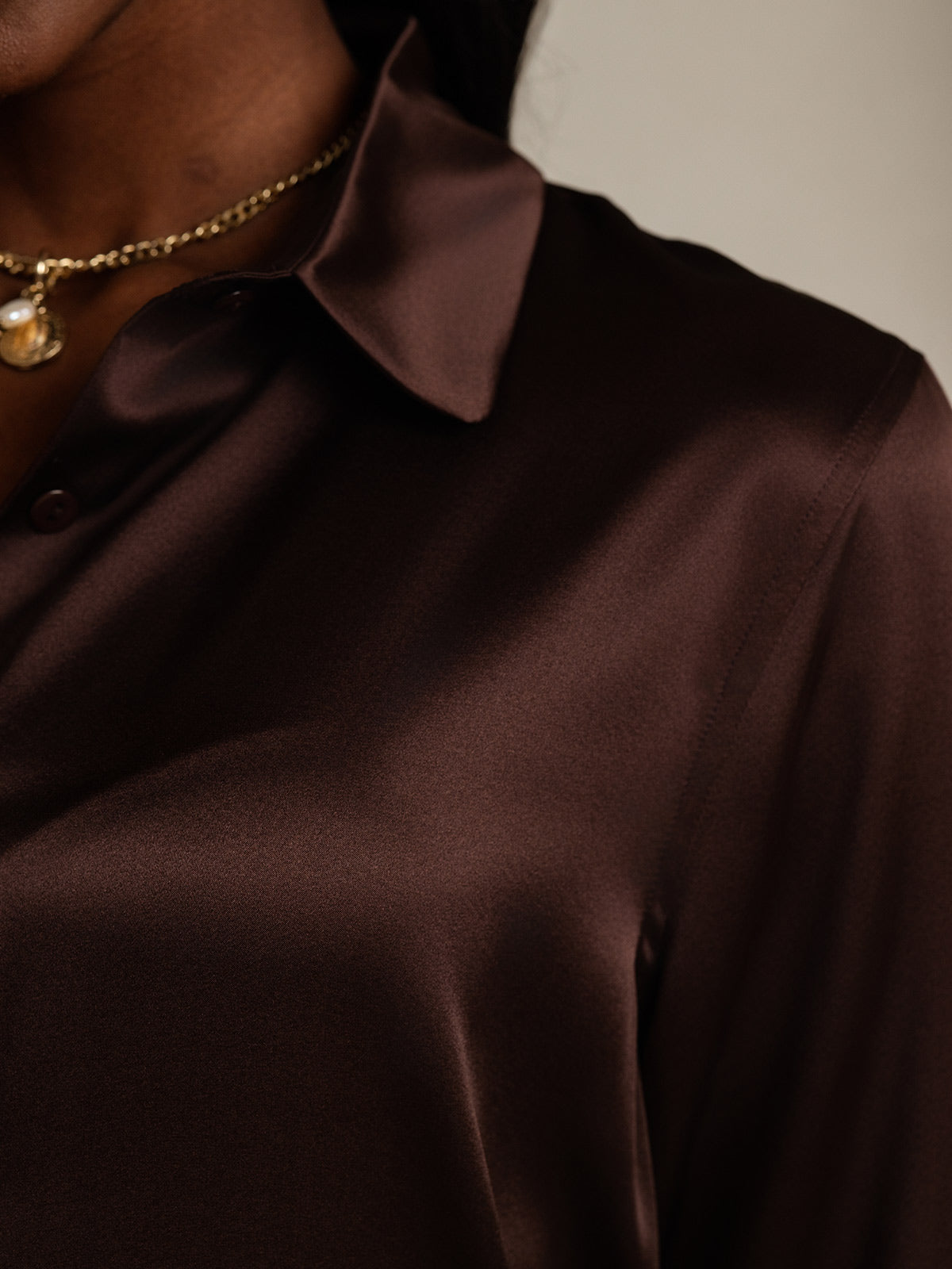 Camisa básica de cuello militar de seda de 19 momme