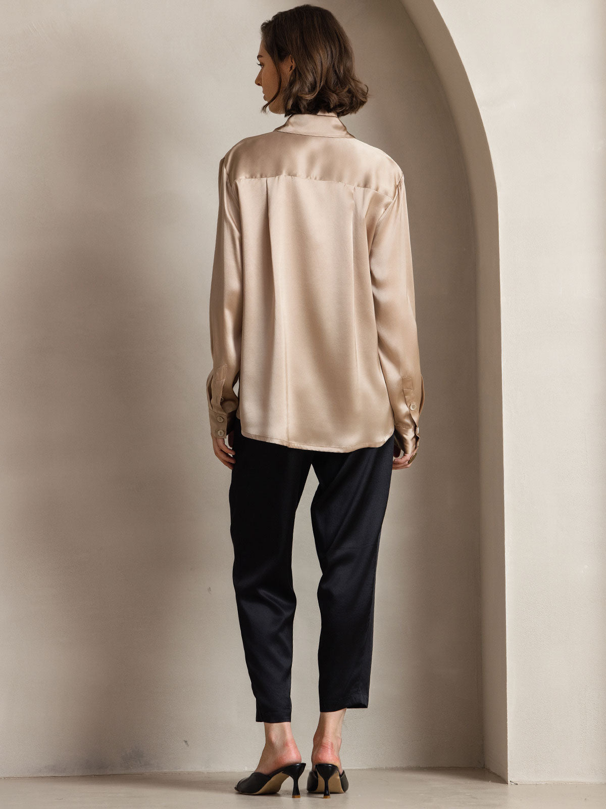 Camisa básica de cuello militar de seda de 19 momme