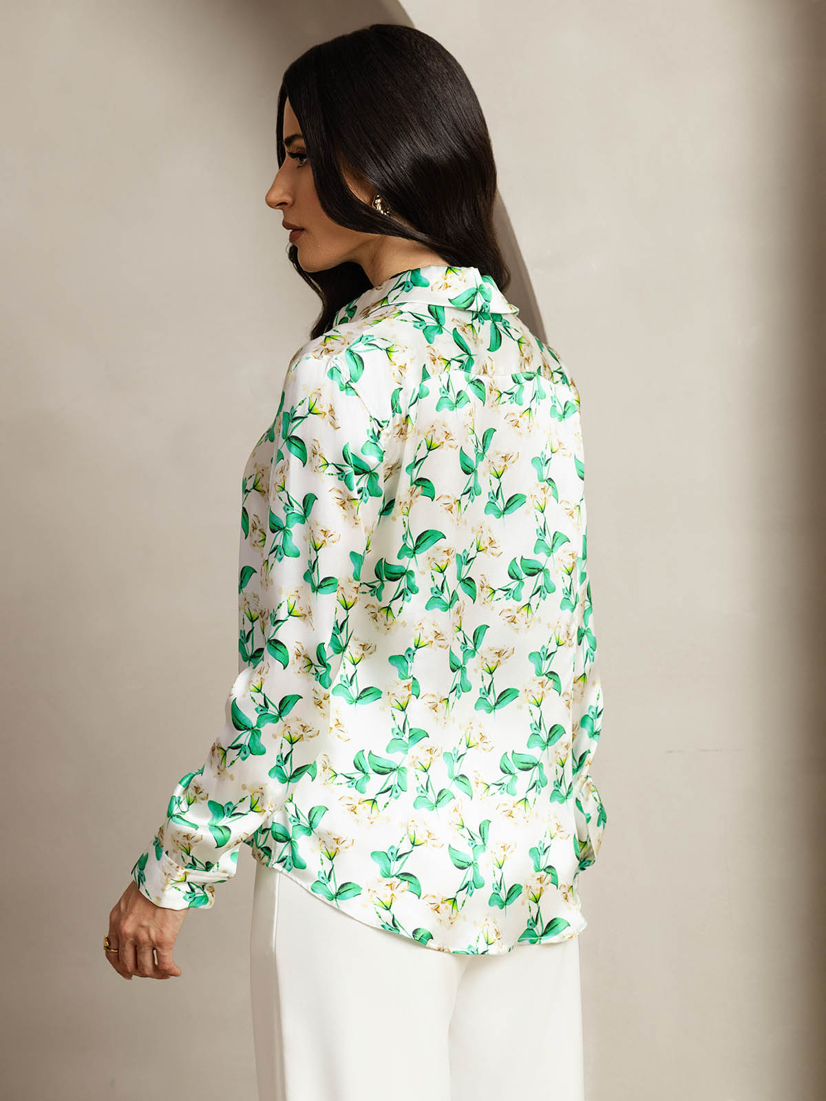 Camisa básica de cuello militar de seda de 19 momme