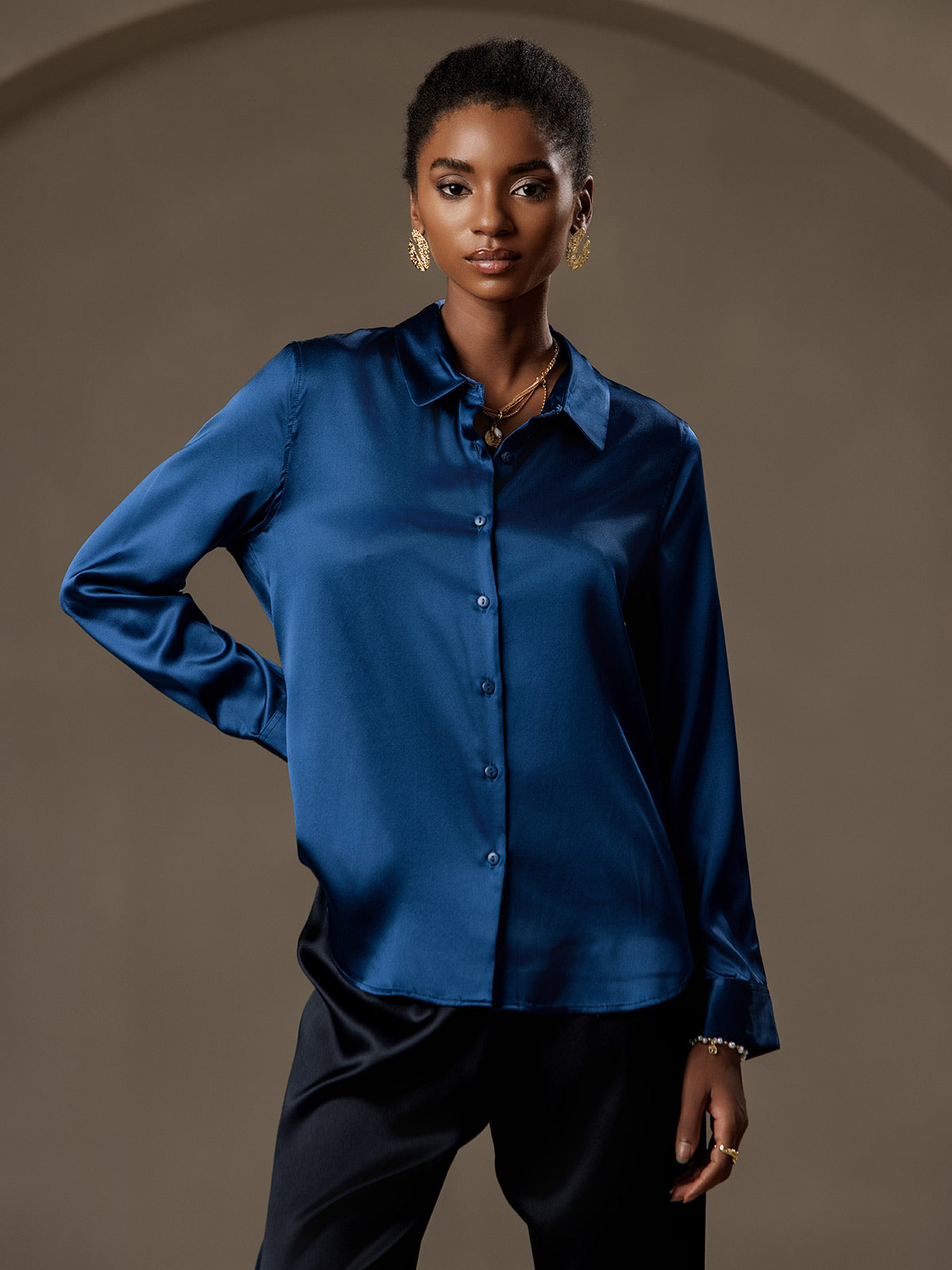Camisa básica de cuello militar de seda de 19 momme