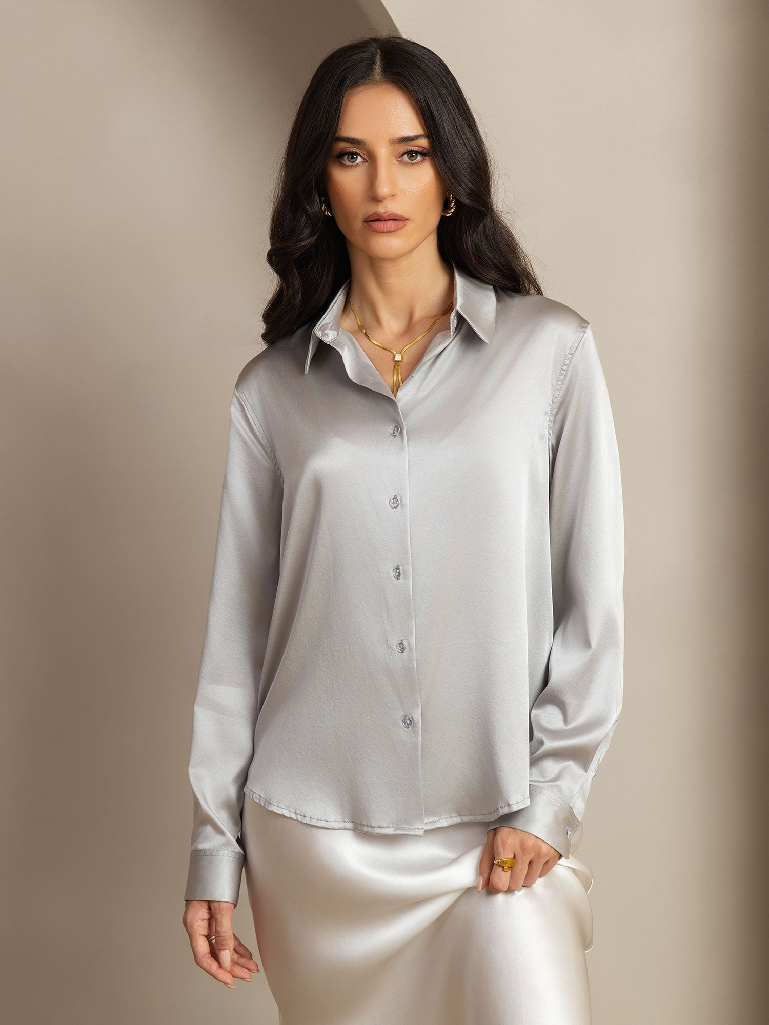 Camisa básica de cuello militar de seda de 19 momme