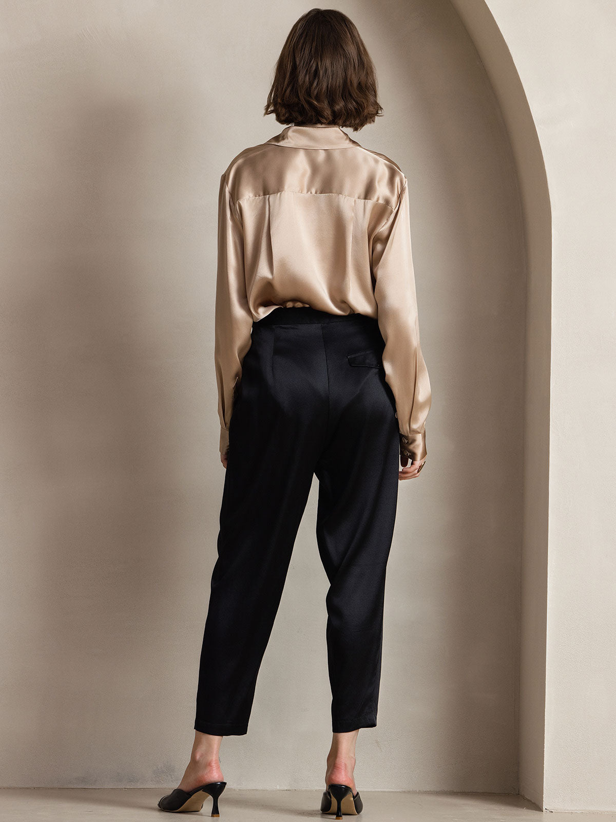 Camisa básica de cuello militar de seda de 19 momme
