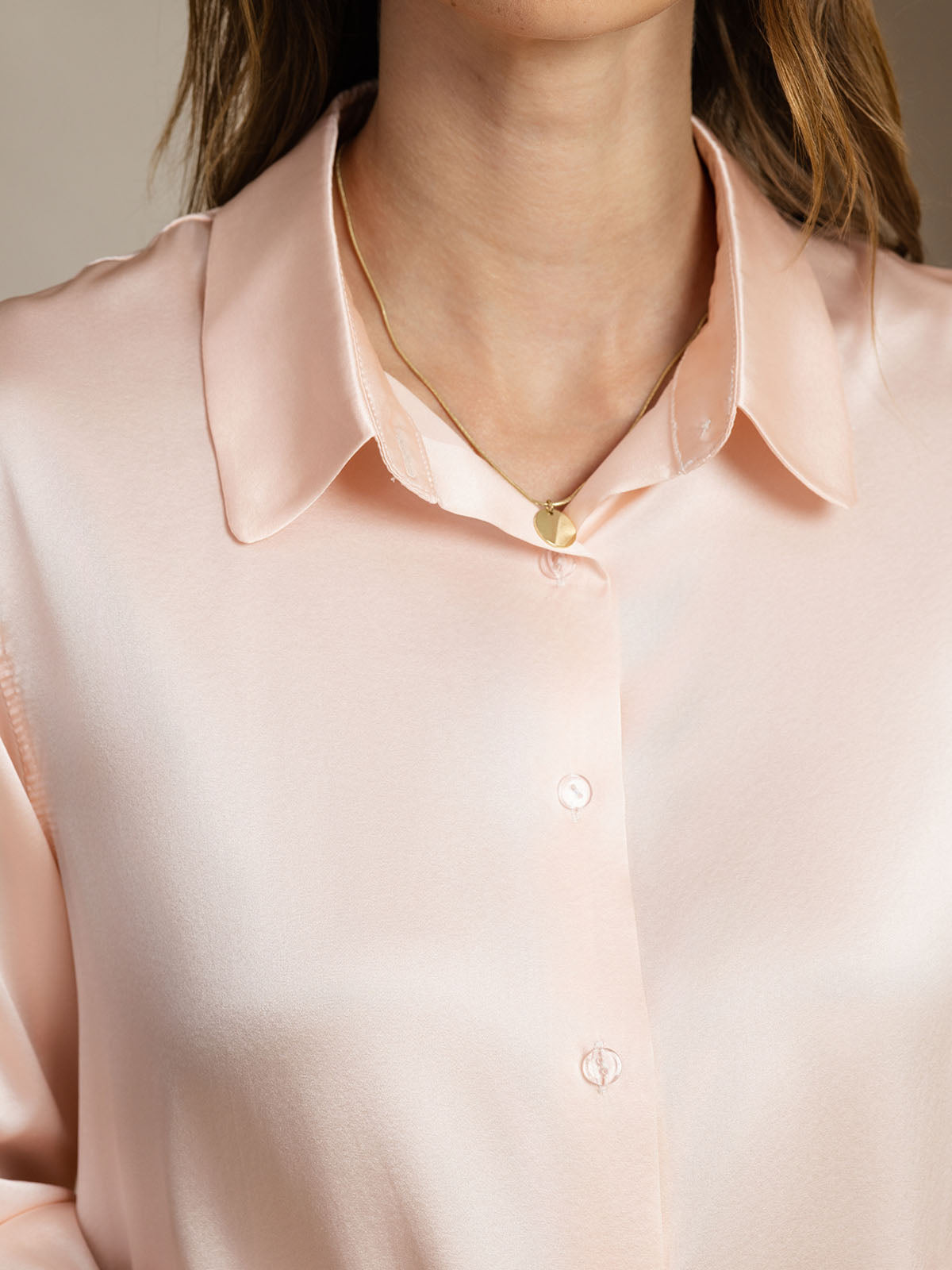 Camisa básica de cuello militar de seda de 19 momme