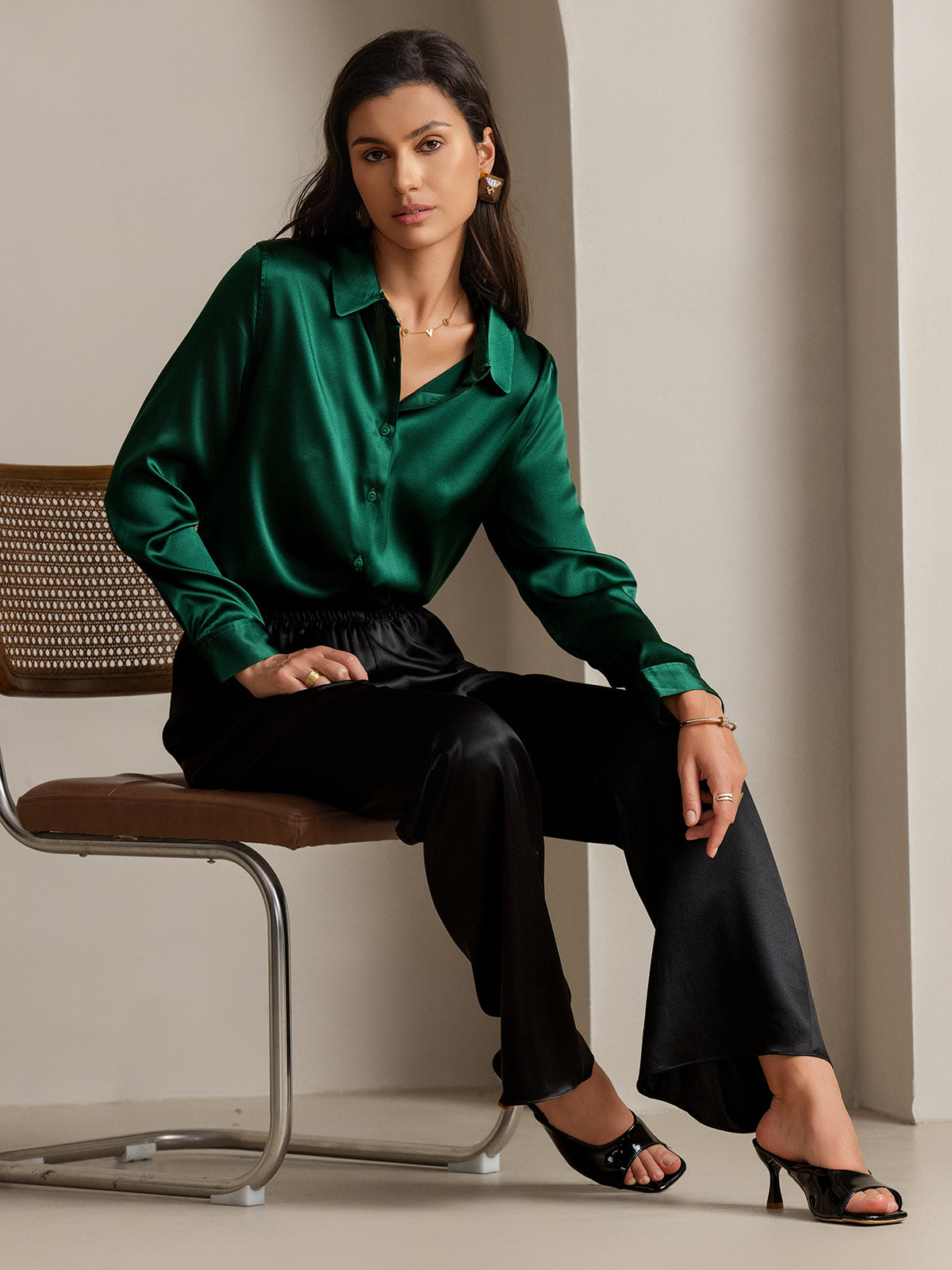 Camisa básica de cuello militar de seda de 19 momme