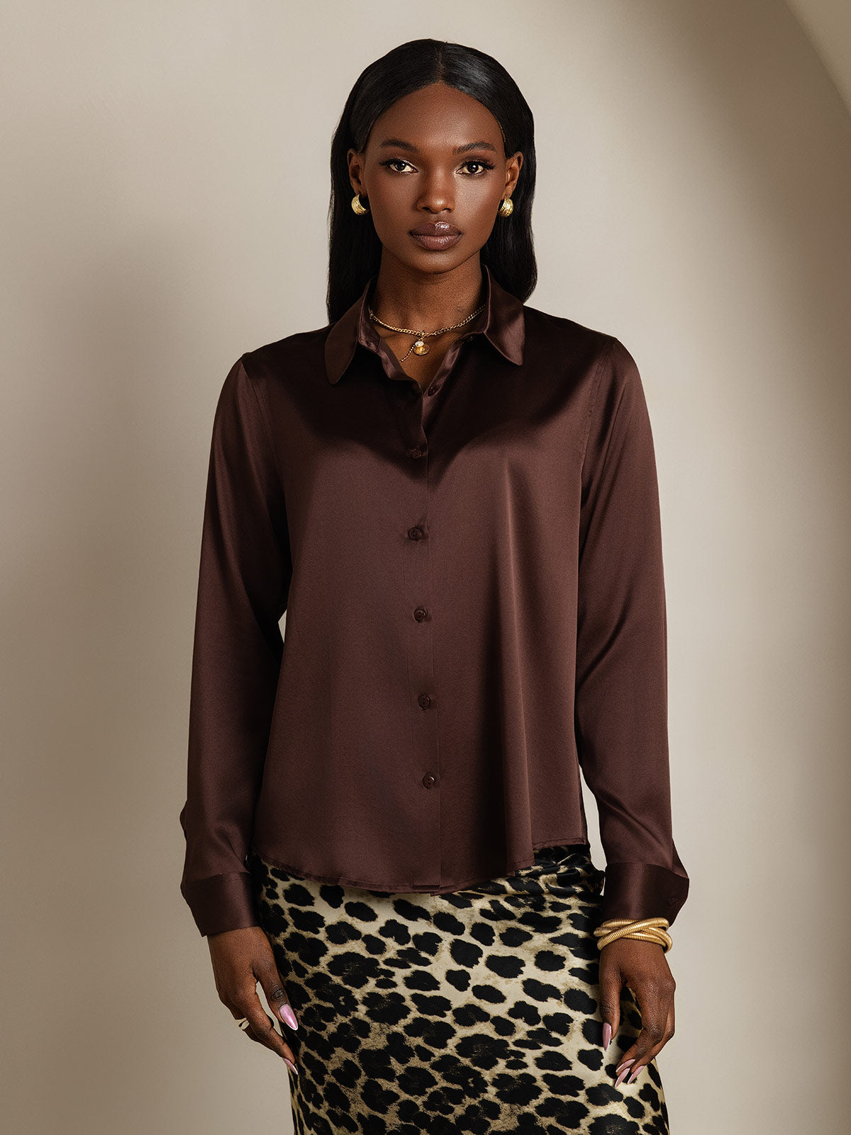Camisa básica de cuello militar de seda de 19 momme