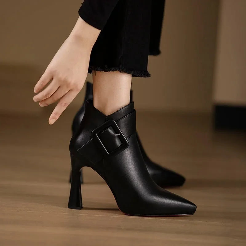 Botas de tacón con hebilla Aveline