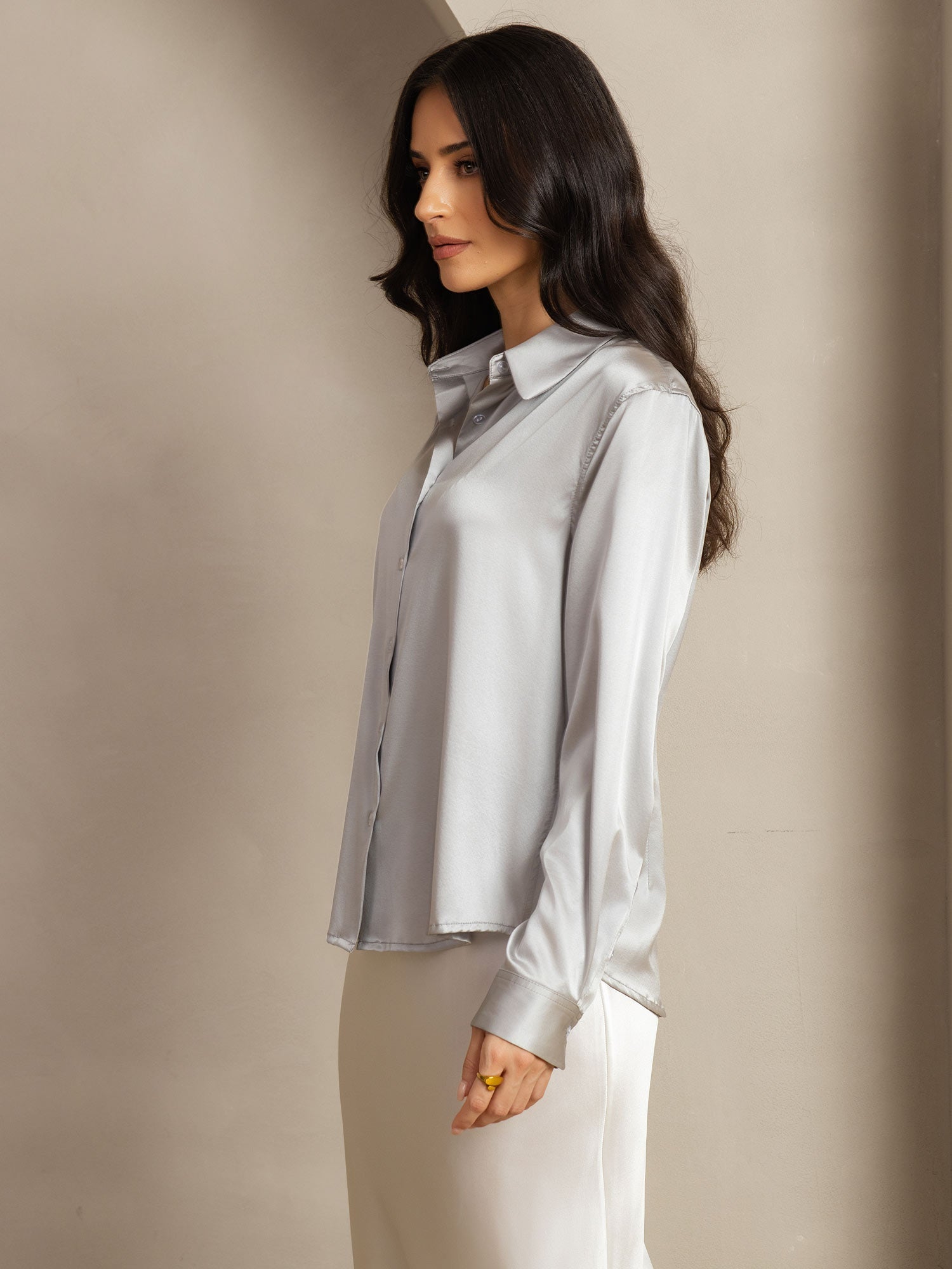 Camisa básica de cuello militar de seda de 19 momme
