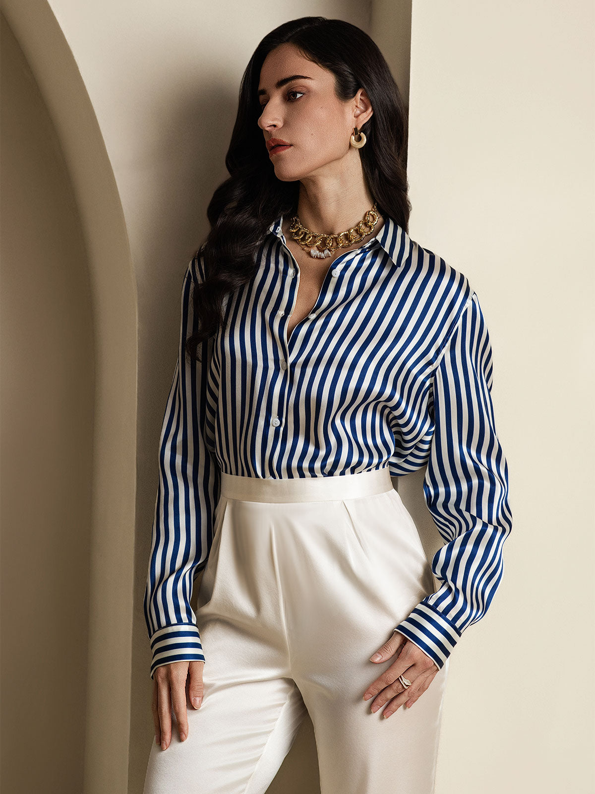 Camisa básica de cuello militar de seda de 19 momme