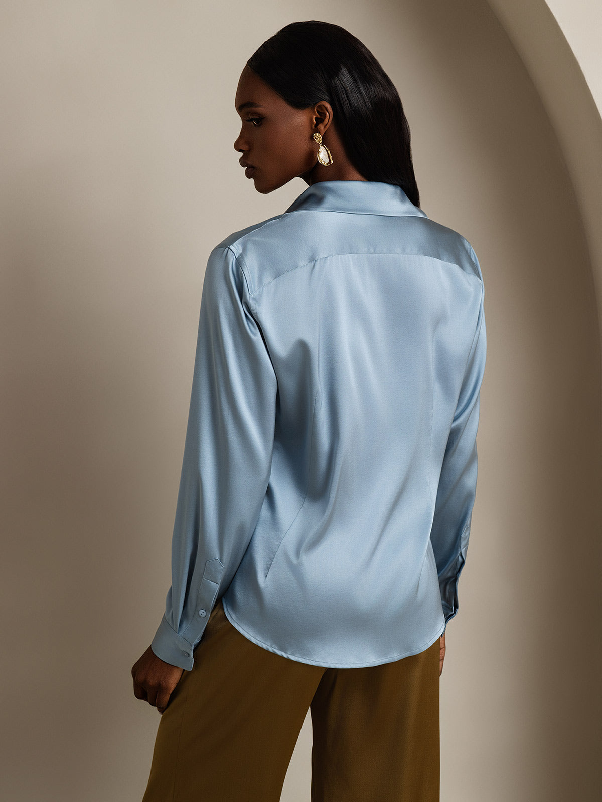 Camisa básica de cuello militar de seda de 19 momme