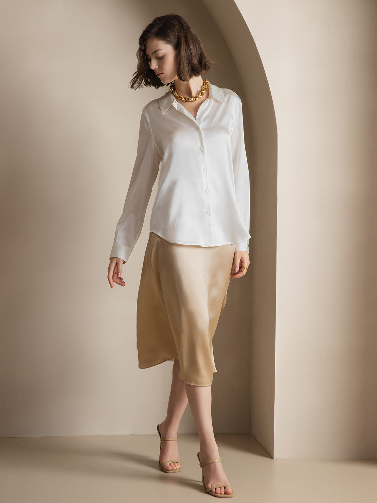 Camisa básica de cuello militar de seda de 19 momme
