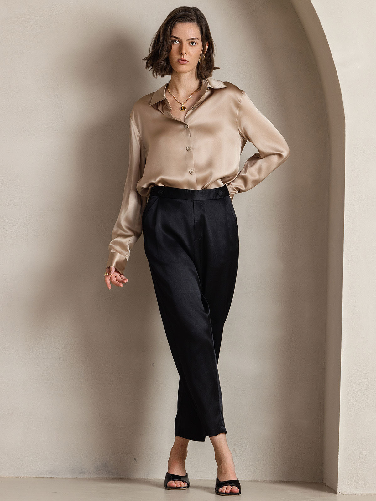 Camisa básica de cuello militar de seda de 19 momme