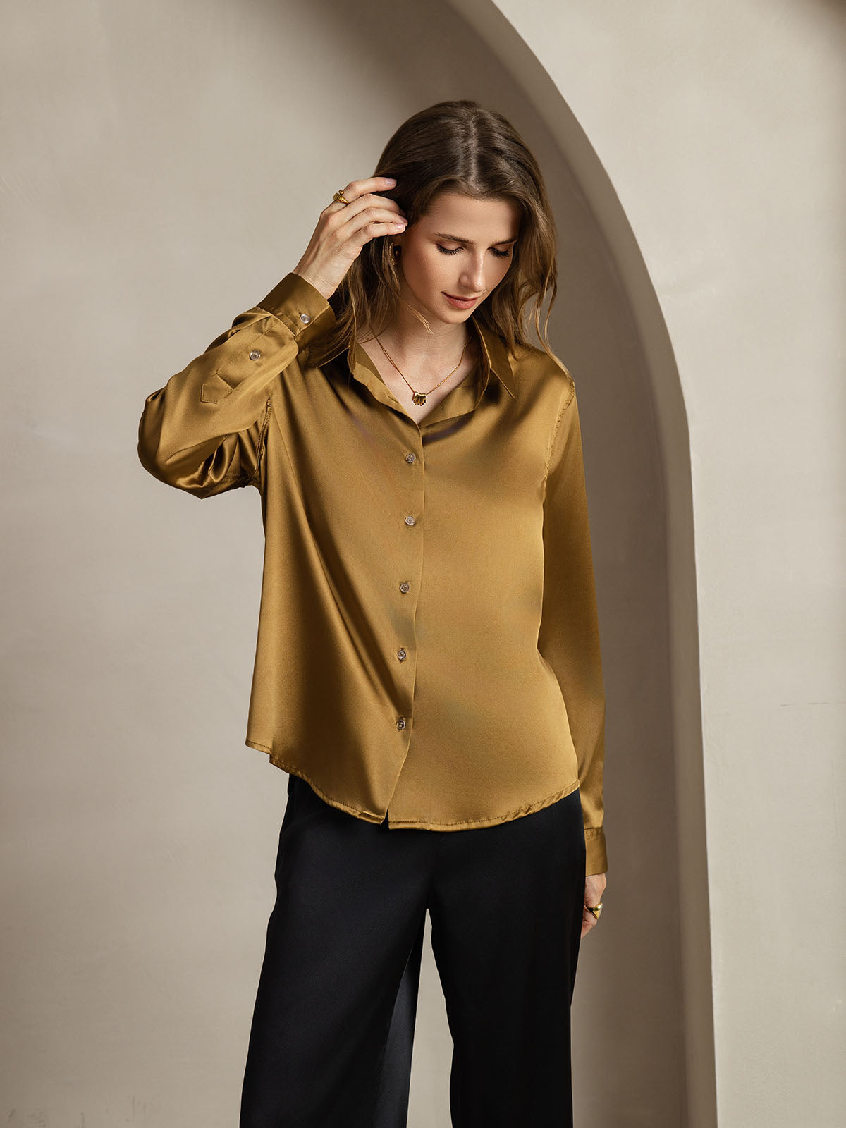 Camisa básica de cuello militar de seda de 19 momme