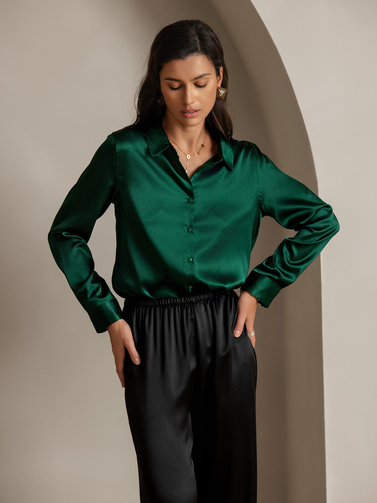 Camisa básica de cuello militar de seda de 19 momme