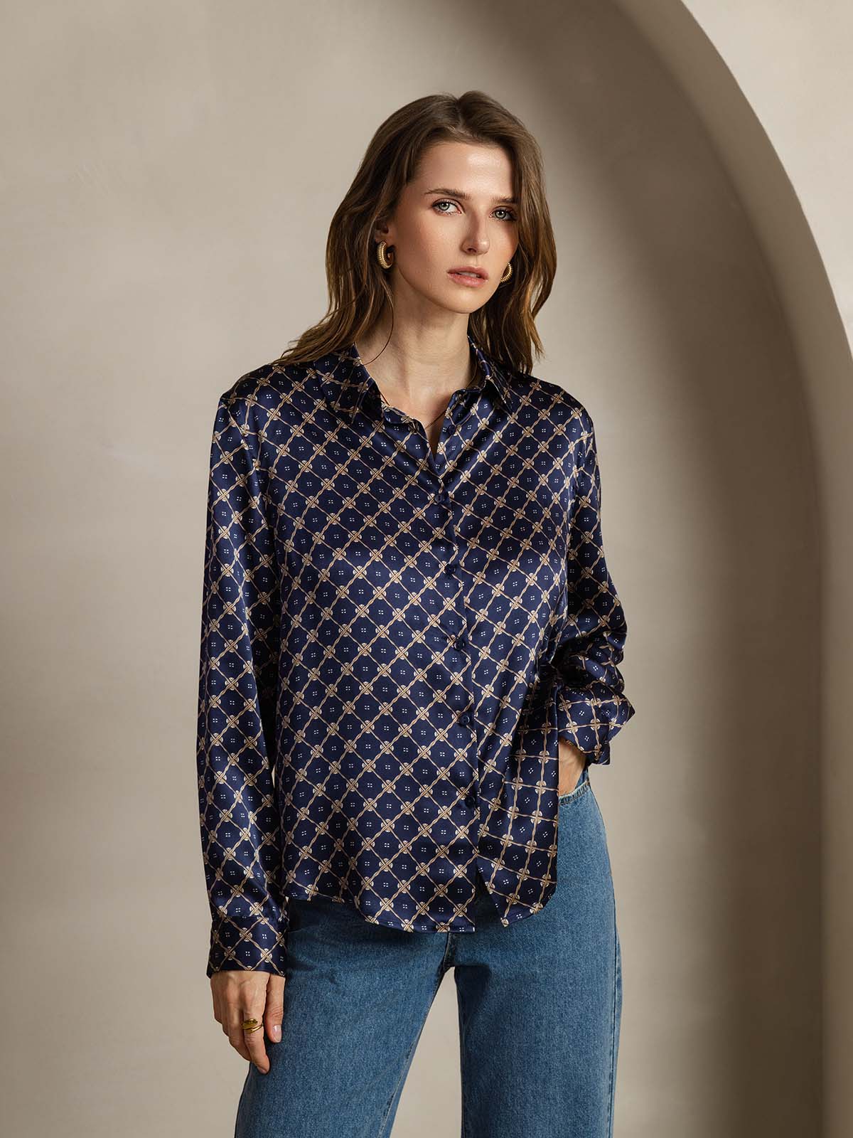Camisa básica de cuello militar de seda de 19 momme