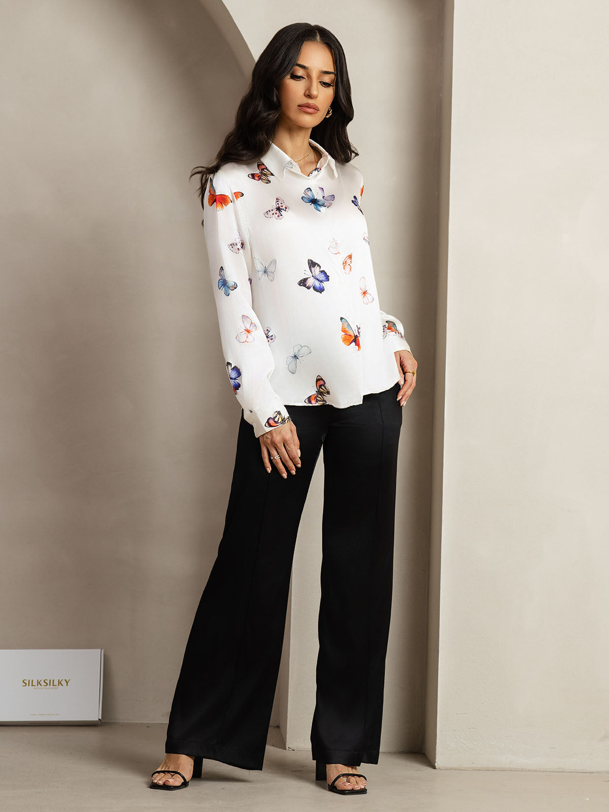 Camisa básica de cuello militar de seda de 19 momme