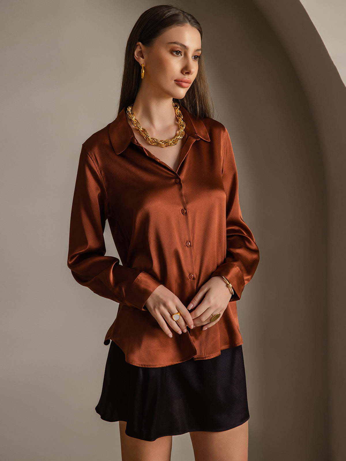 Camisa básica de cuello militar de seda de 19 momme