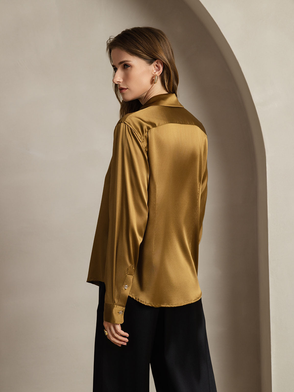 Camisa básica de cuello militar de seda de 19 momme