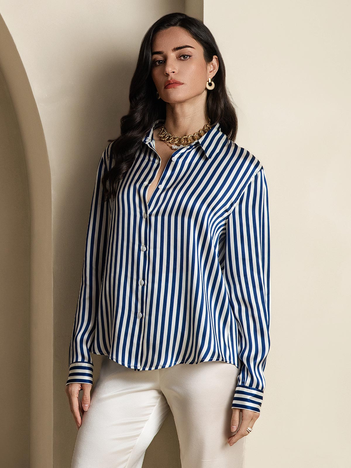 Camisa básica de cuello militar de seda de 19 momme
