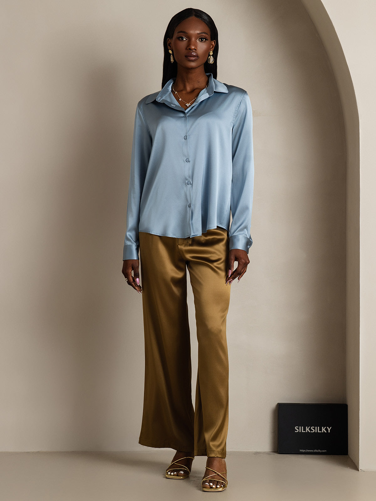 Camisa básica de cuello militar de seda de 19 momme
