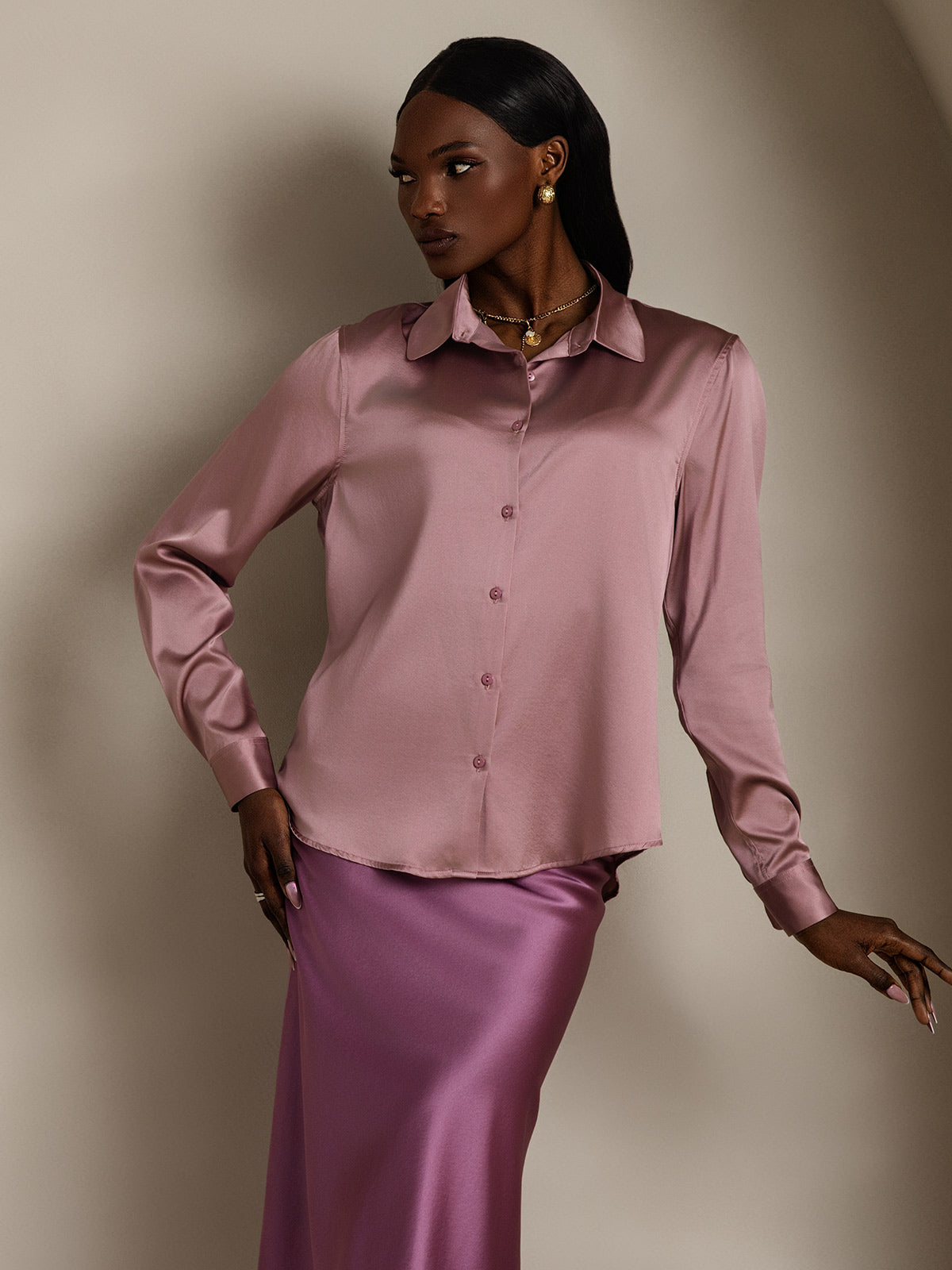 Camisa básica de cuello militar de seda de 19 momme