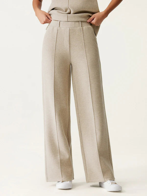 Pantalón recto de cintura alta y tiro alto