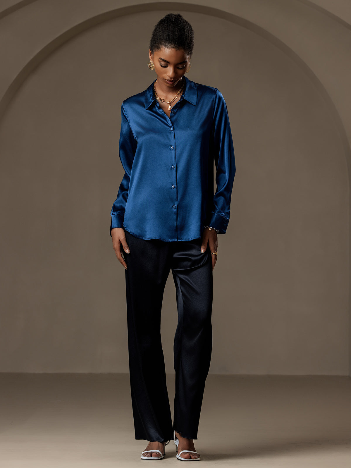 Camisa básica de cuello militar de seda de 19 momme