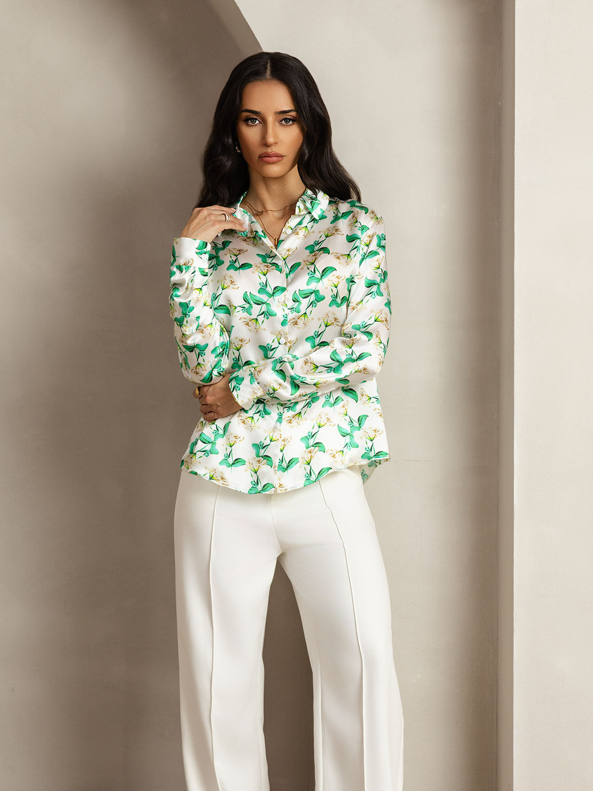 Camisa básica de cuello militar de seda de 19 momme