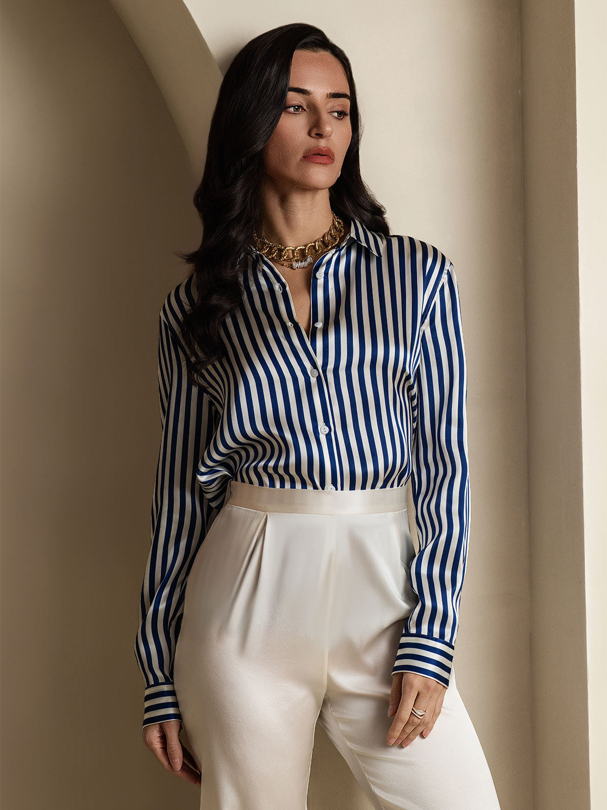 Camisa básica de cuello militar de seda de 19 momme