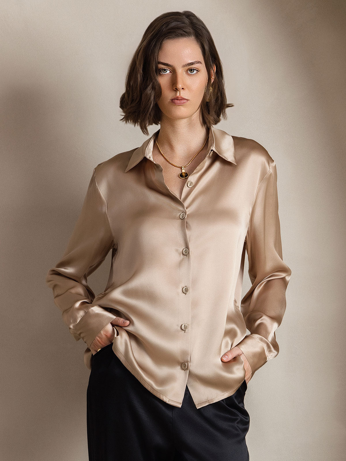 Camisa básica de cuello militar de seda de 19 momme