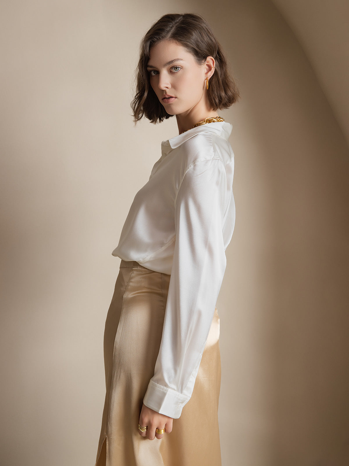 Camisa básica de cuello militar de seda de 19 momme