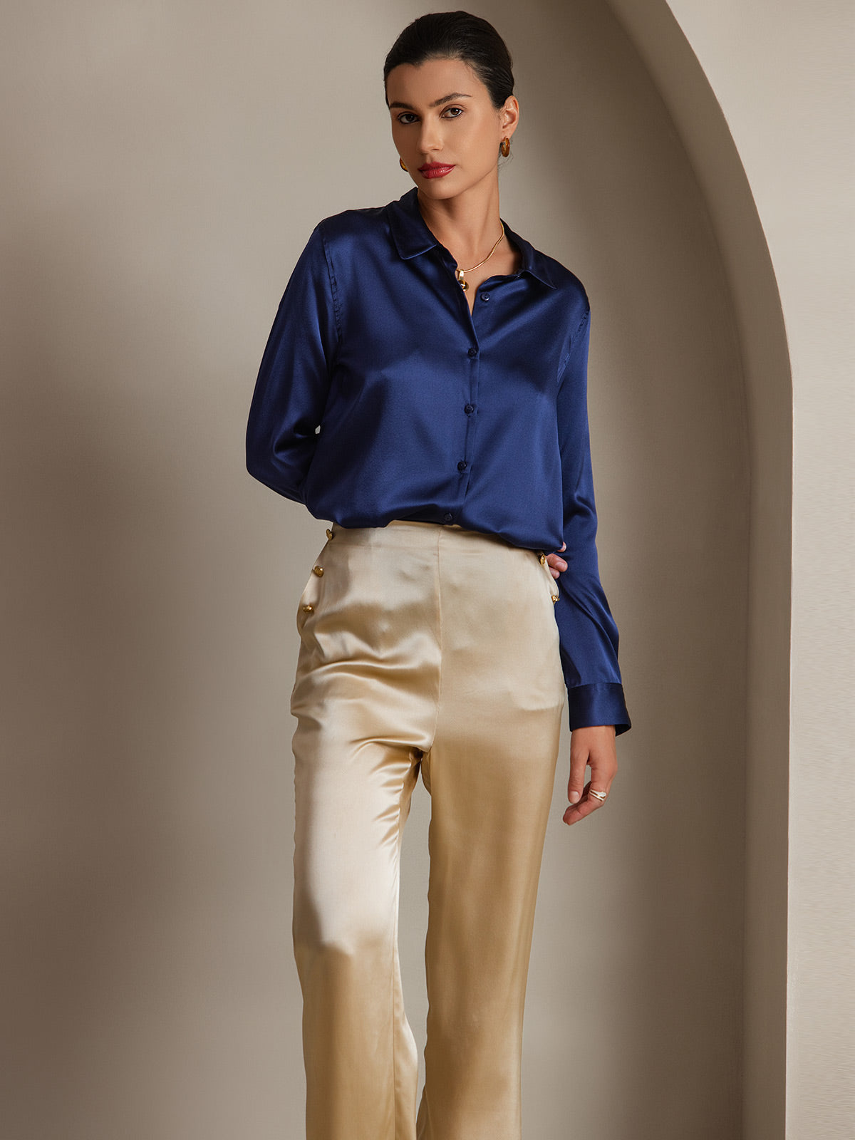 Camisa básica de cuello militar de seda de 19 momme