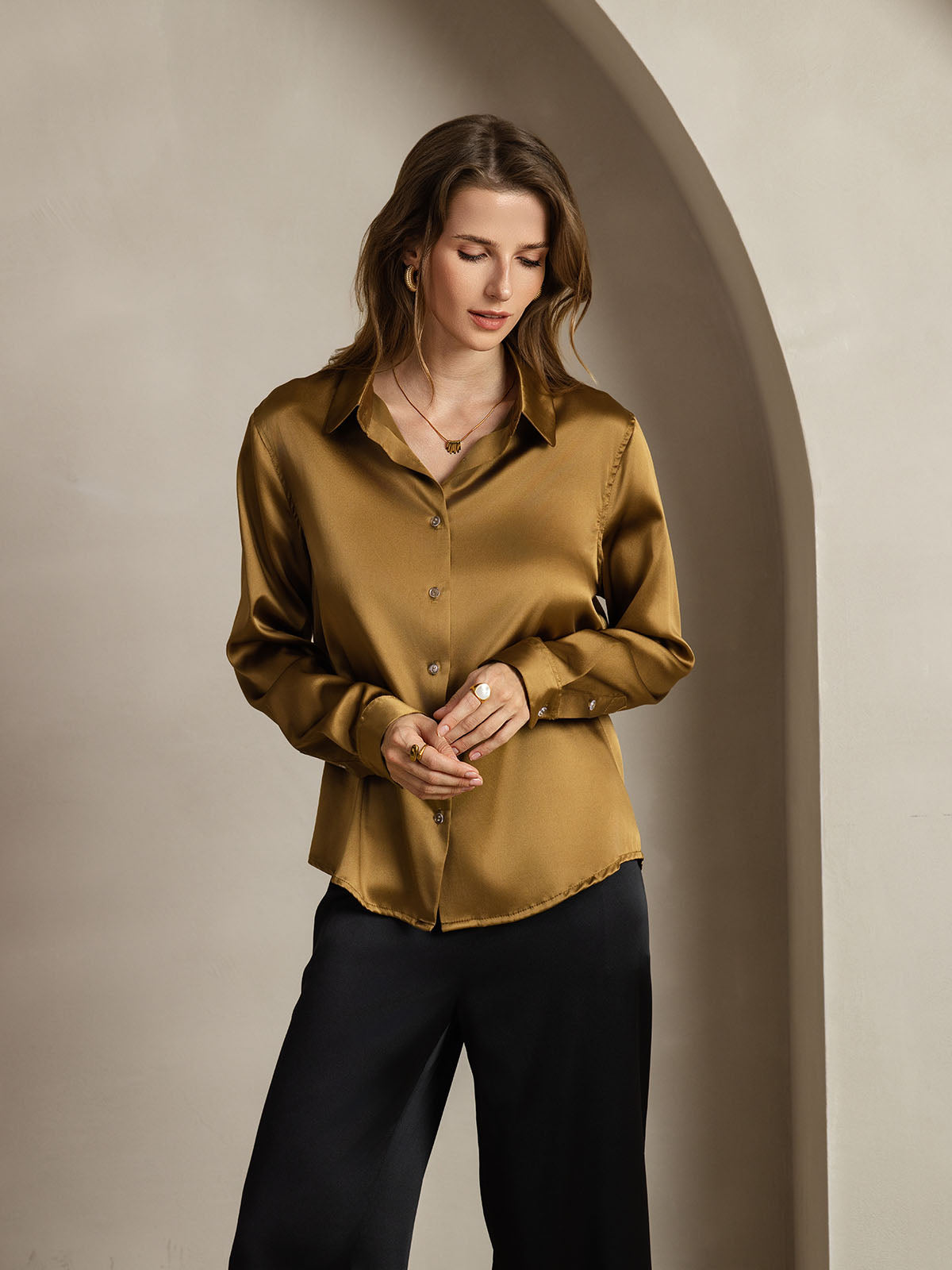 Camisa básica de cuello militar de seda de 19 momme