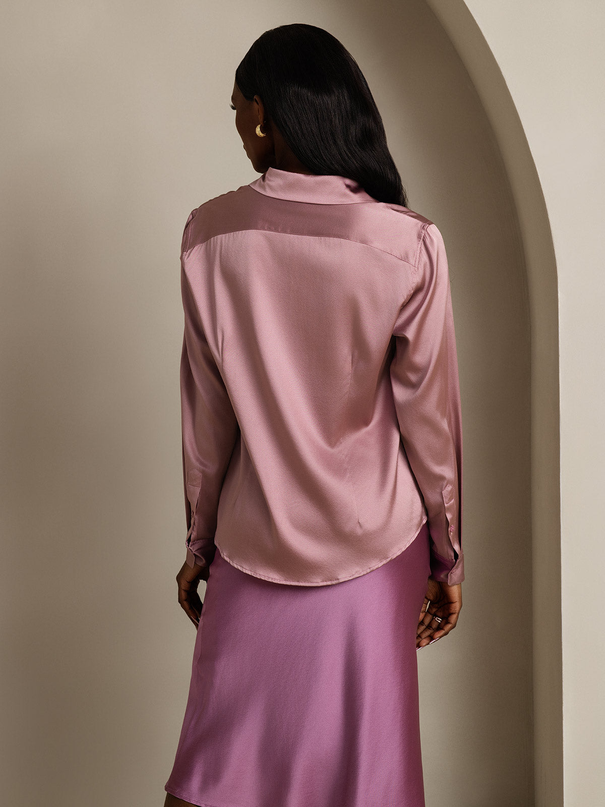 Camisa básica de cuello militar de seda de 19 momme