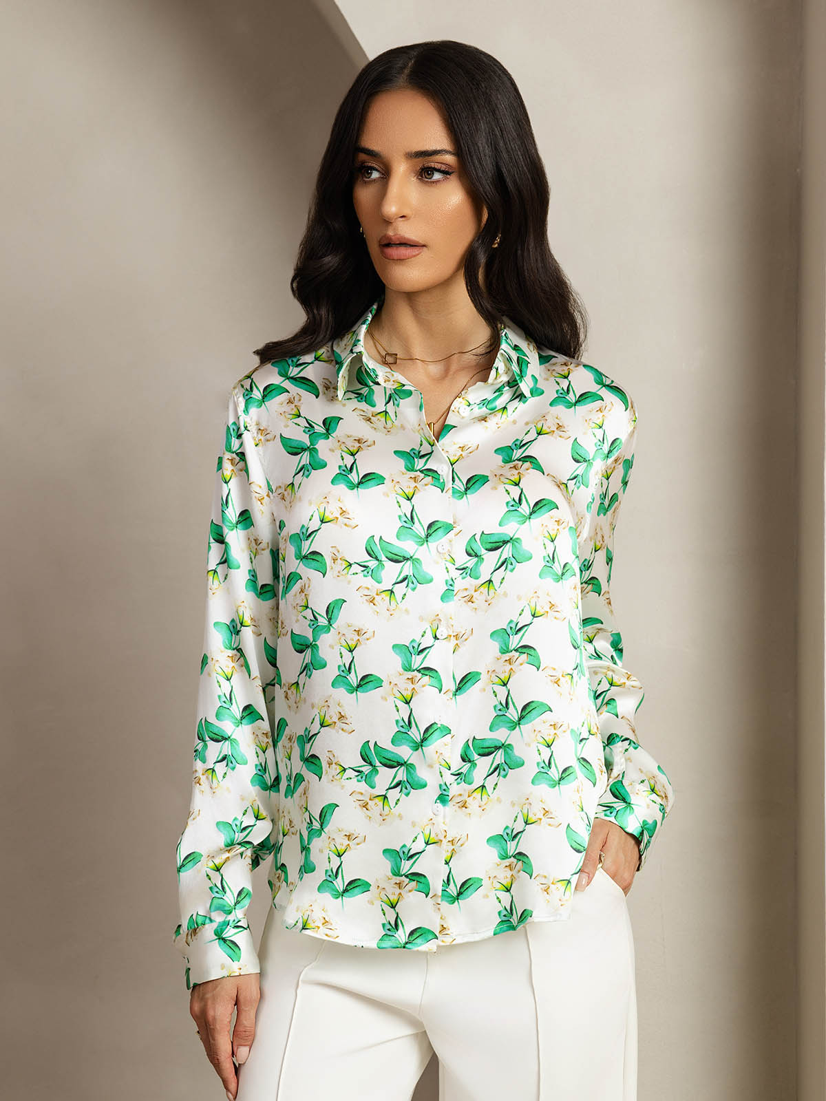 Camisa básica de cuello militar de seda de 19 momme