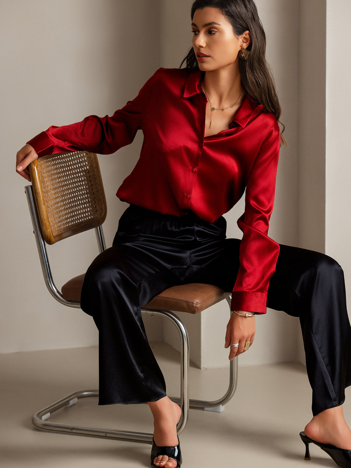 Camisa básica de cuello militar de seda de 19 momme