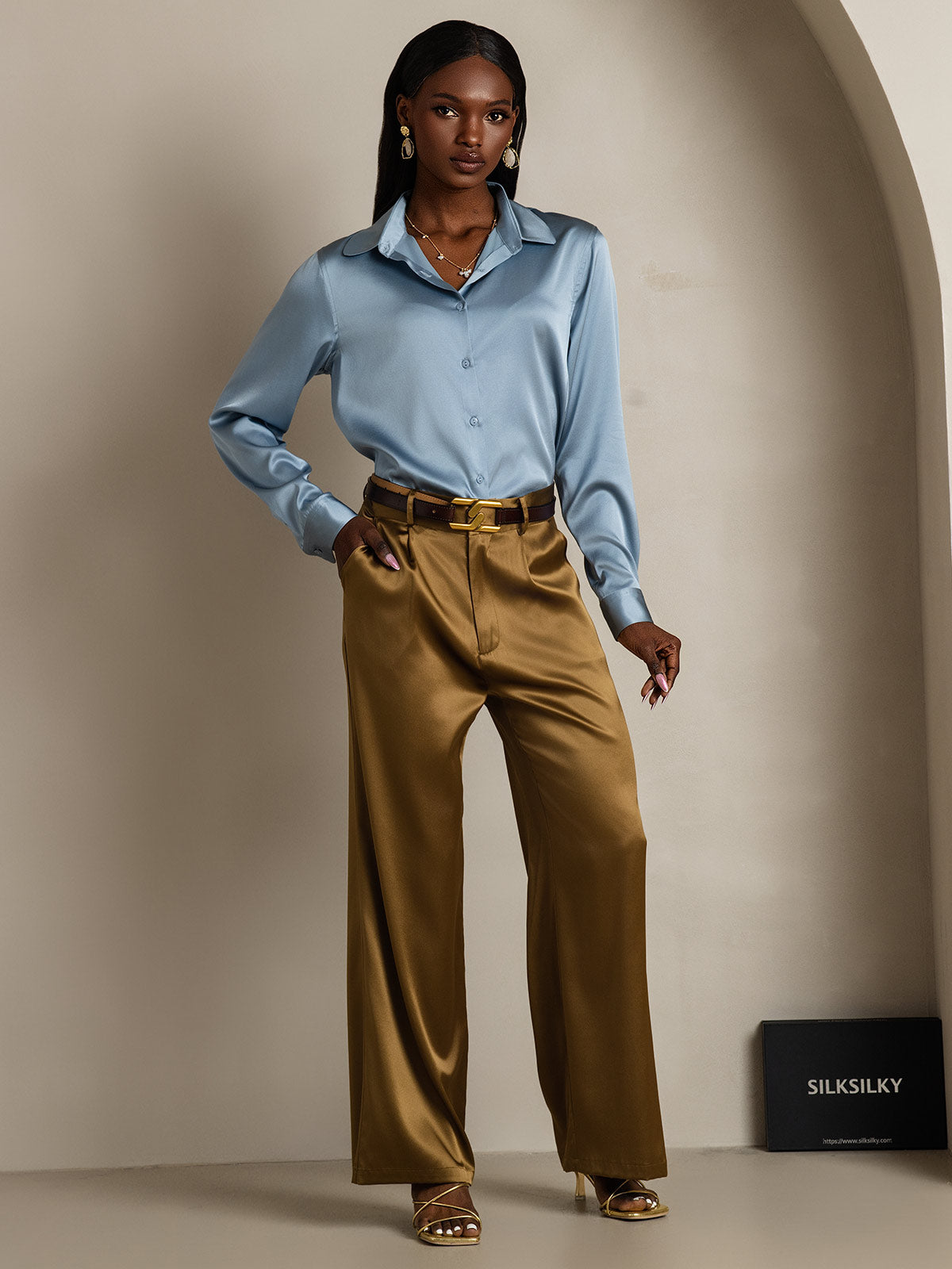 Camisa básica de cuello militar de seda de 19 momme