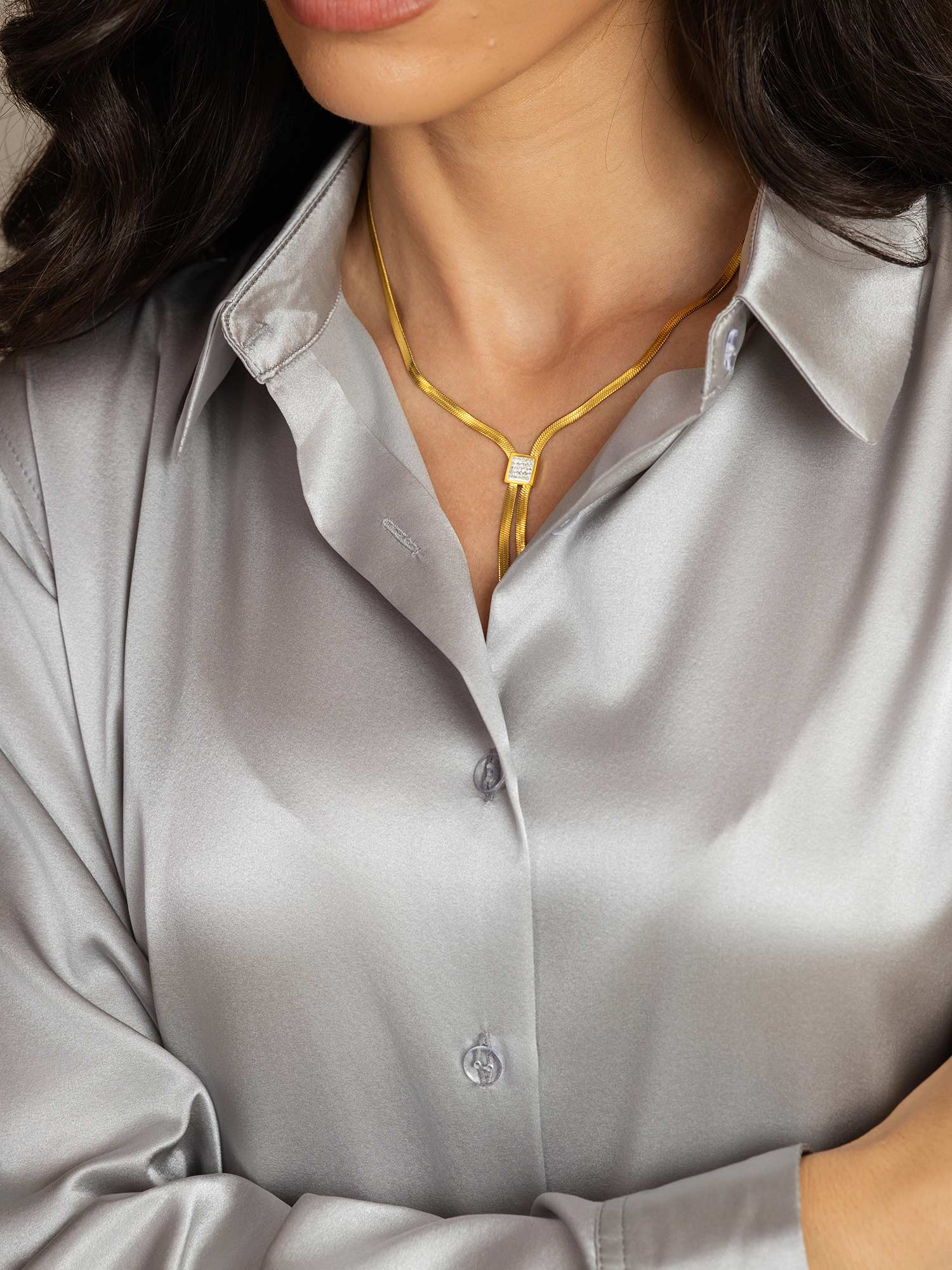 Camisa básica de cuello militar de seda de 19 momme