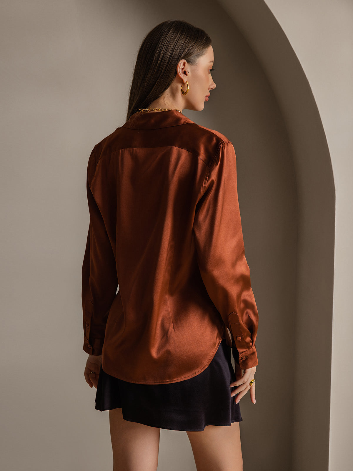 Camisa básica de cuello militar de seda de 19 momme