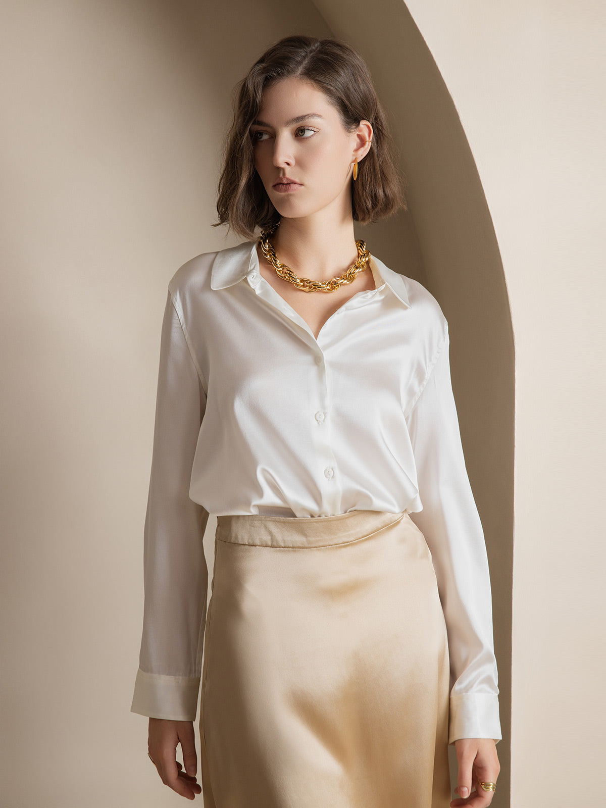 Camisa básica de cuello militar de seda de 19 momme