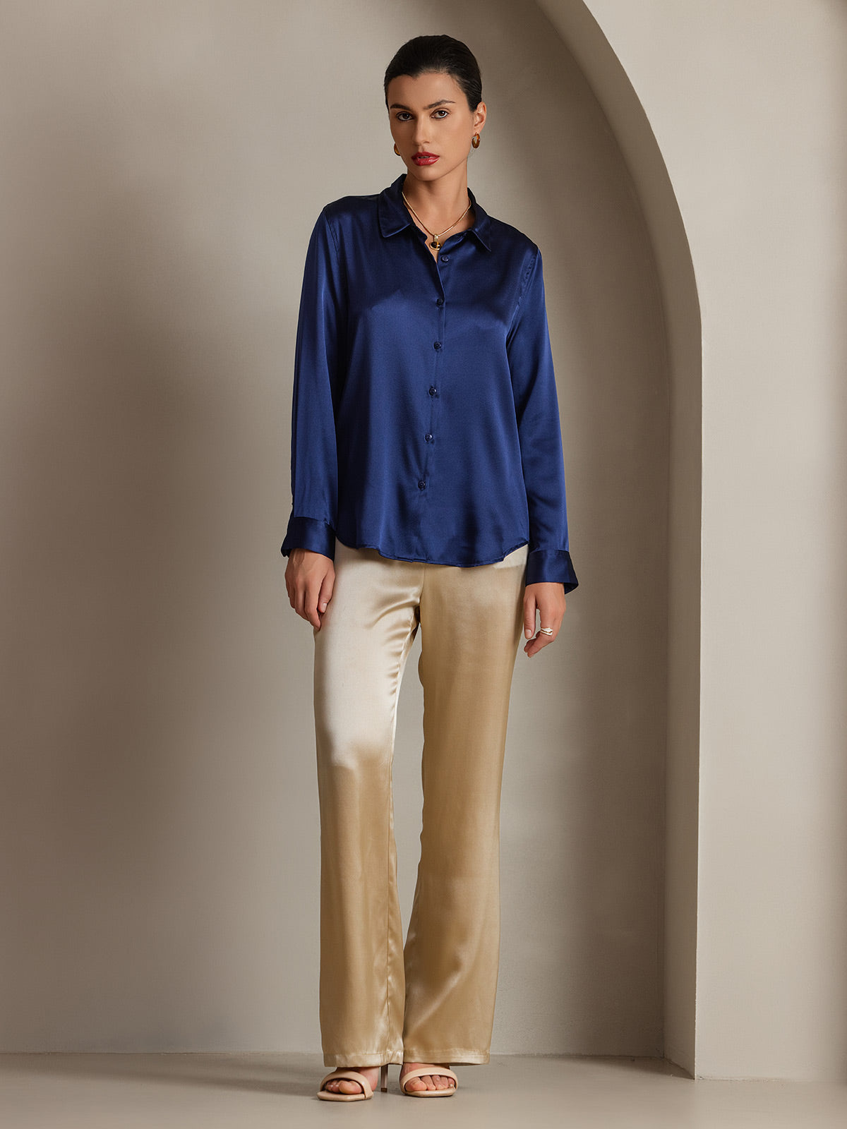 Camisa básica de cuello militar de seda de 19 momme