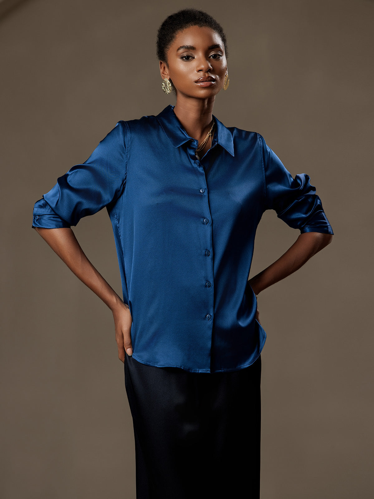 Camisa básica de cuello militar de seda de 19 momme