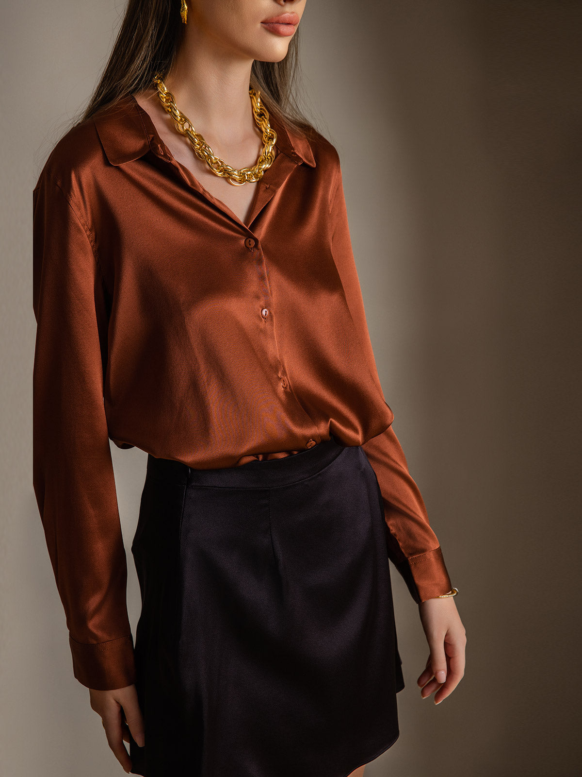 Camisa básica de cuello militar de seda de 19 momme