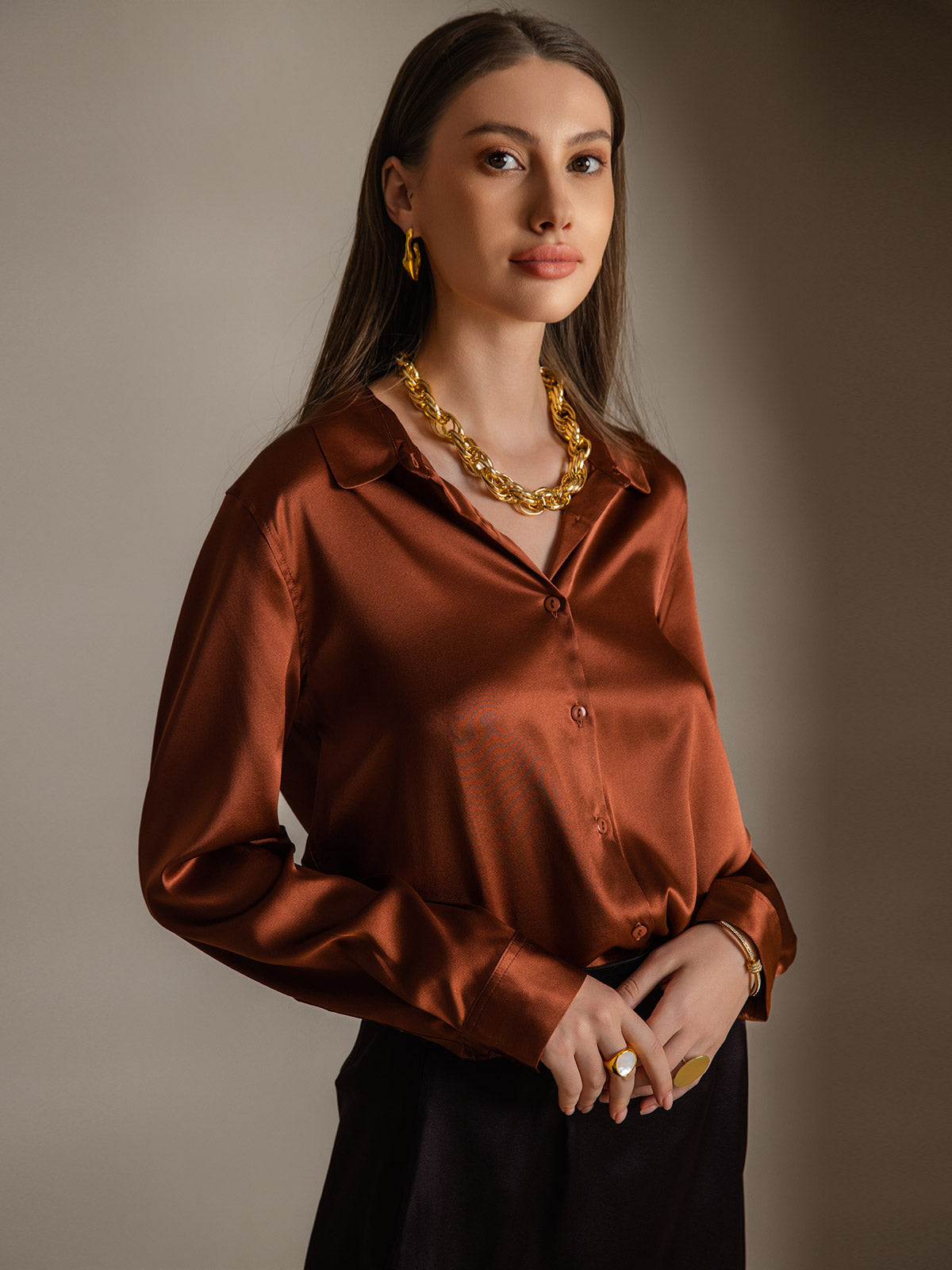 Camisa básica de cuello militar de seda de 19 momme